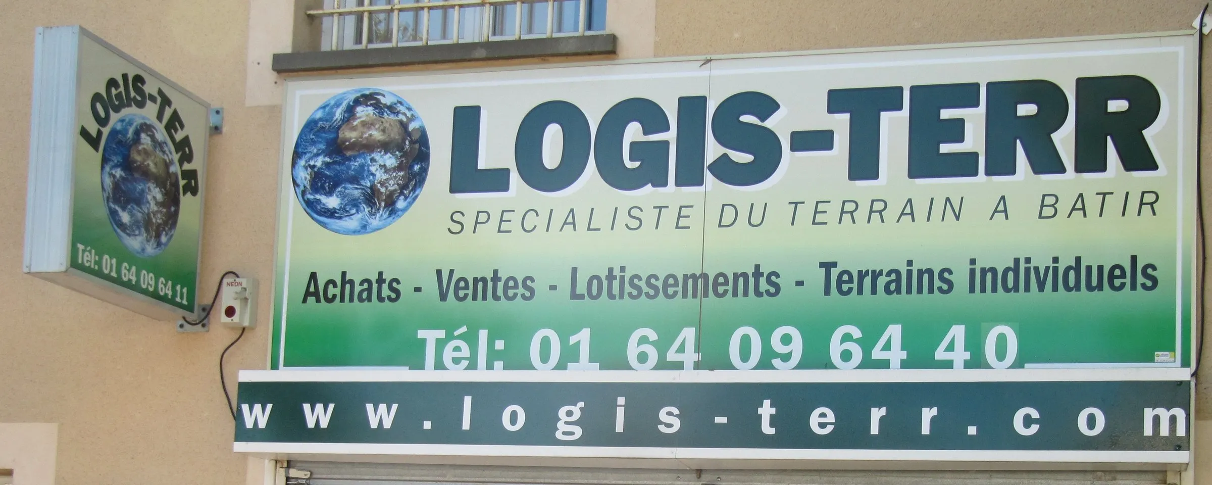 Enseignes de l’agence Logis-Terr, spécialiste du terrain à bâtir