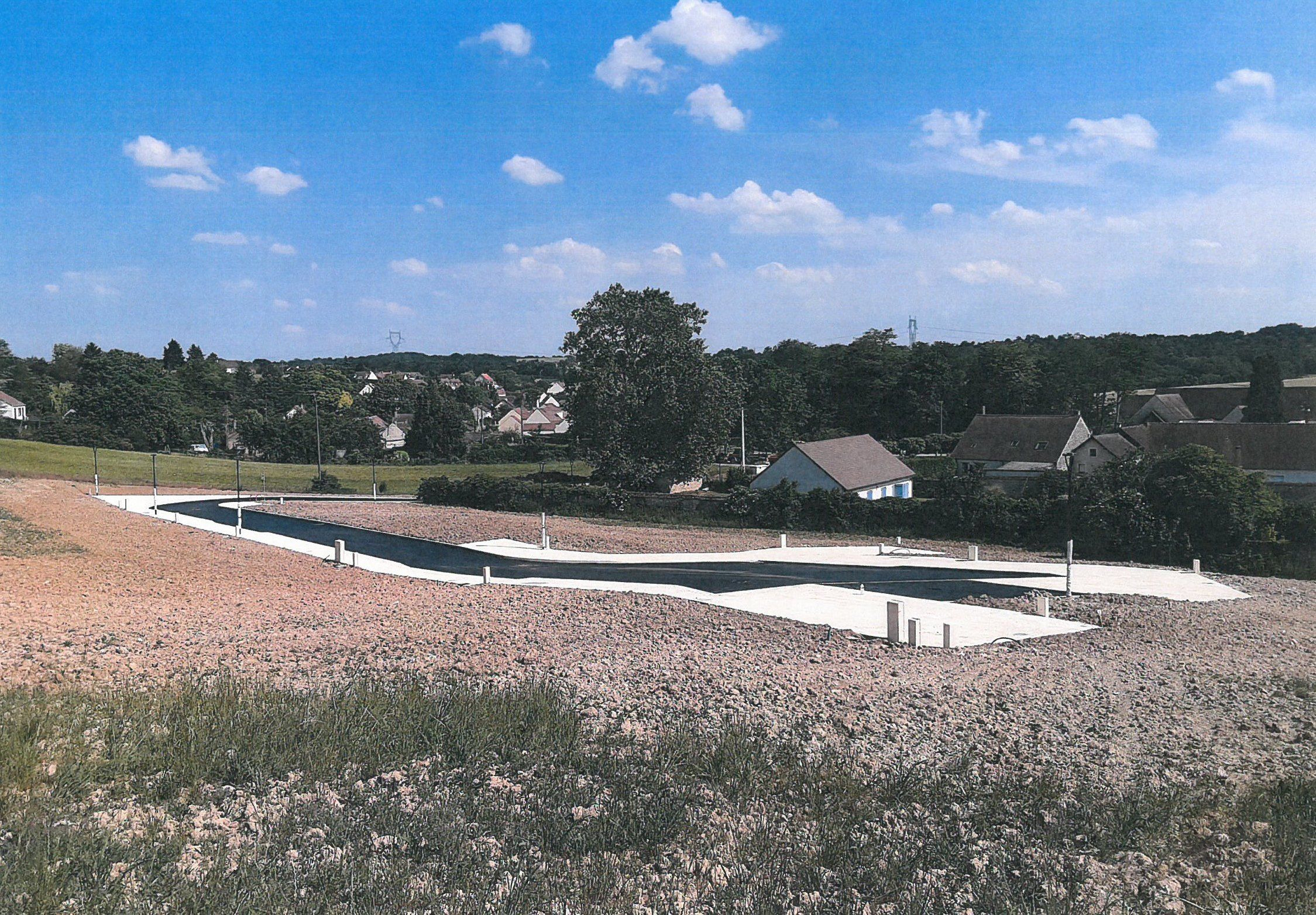 Vernou-la-Celle-sur-Seine, ZAC des Collinettes : la voirie neuve et les lots, avec le village en fond